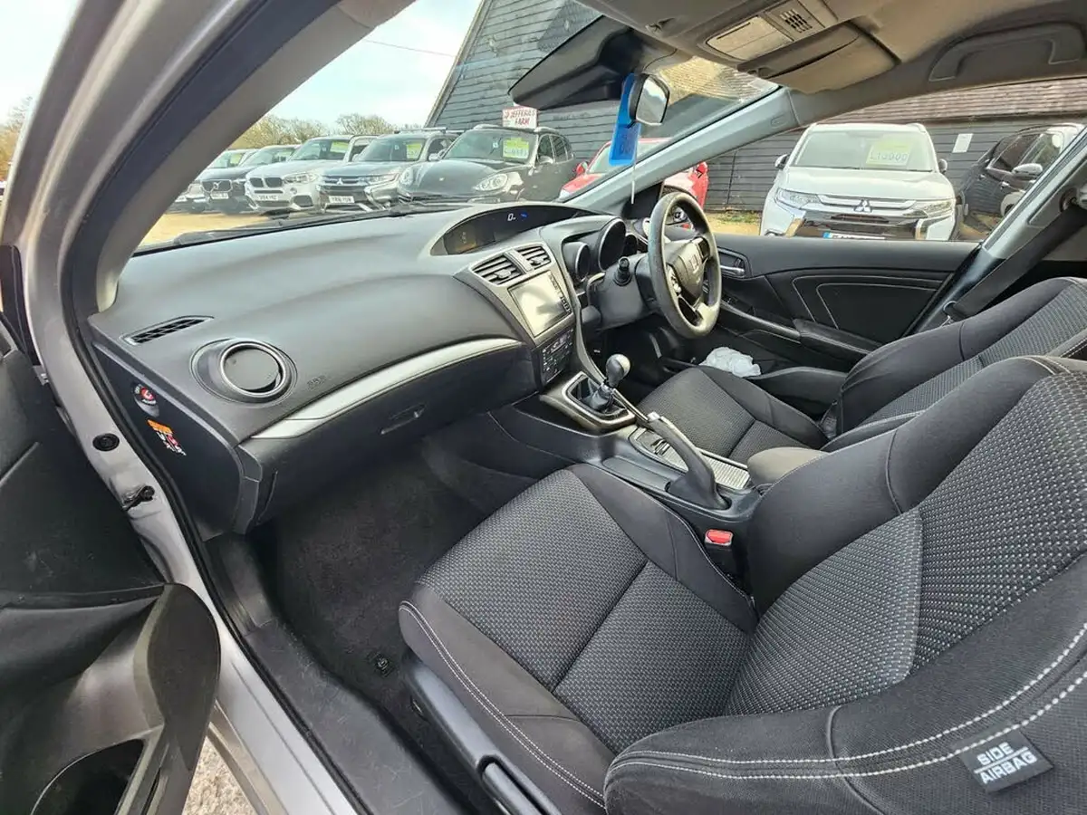 2015-honda-civic-16-i-dtec-s-honda-connect-with-navi-tourer-big-13