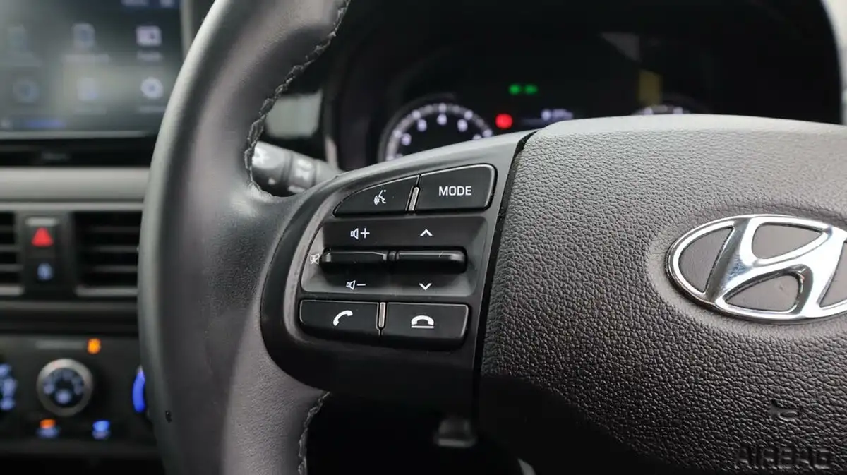 2023-hyundai-i10-12-se-connect-big-24