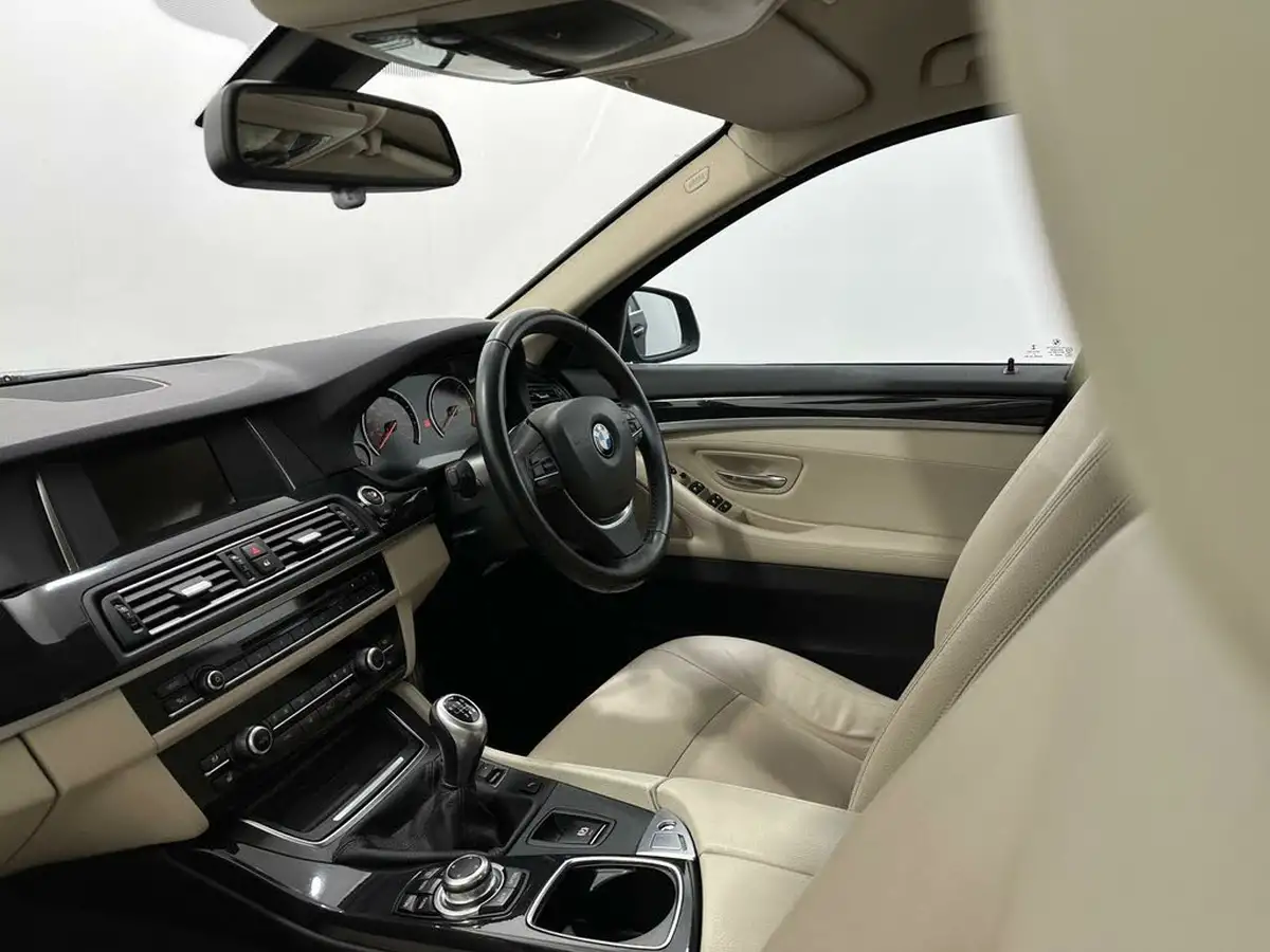 2016-bmw-5-series-20-520i-se-touring-5d-big-26