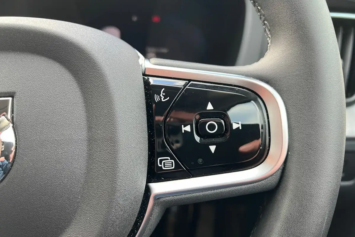 2024-volvo-xc60-20-t8-ultimate-dark-big-11