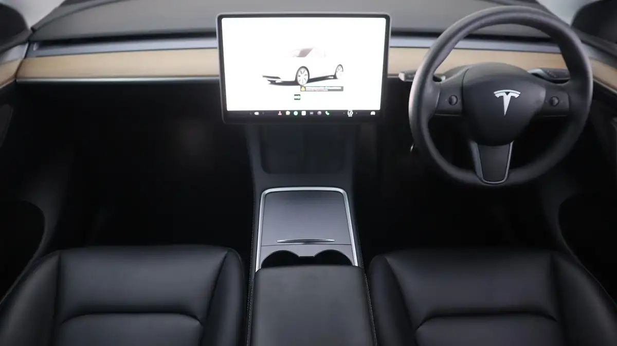 2022-tesla-model-y-e-long-range-big-13