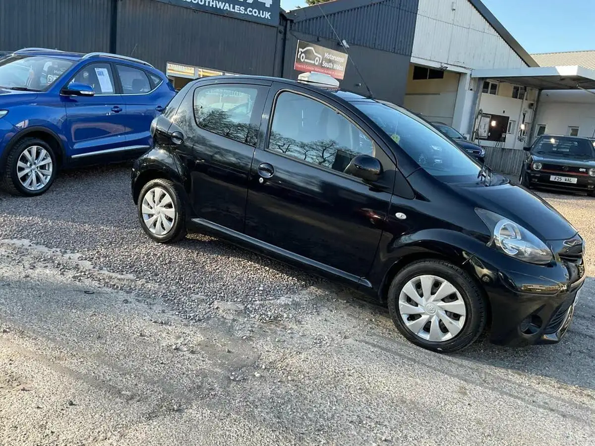2013-toyota-aygo-10-aygo-ice-5d-big-47