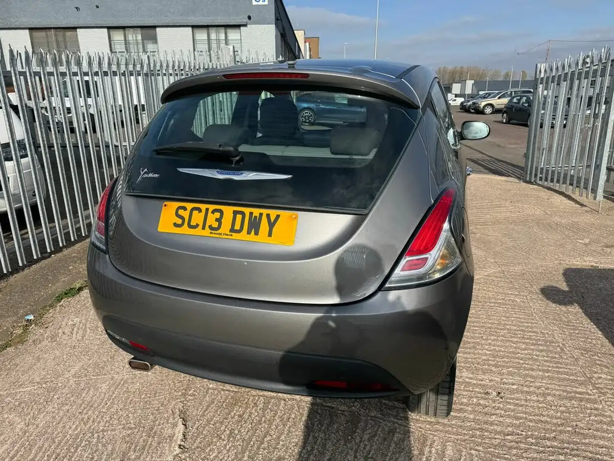 2013-chrysler-ypsilon-12-s-big-7