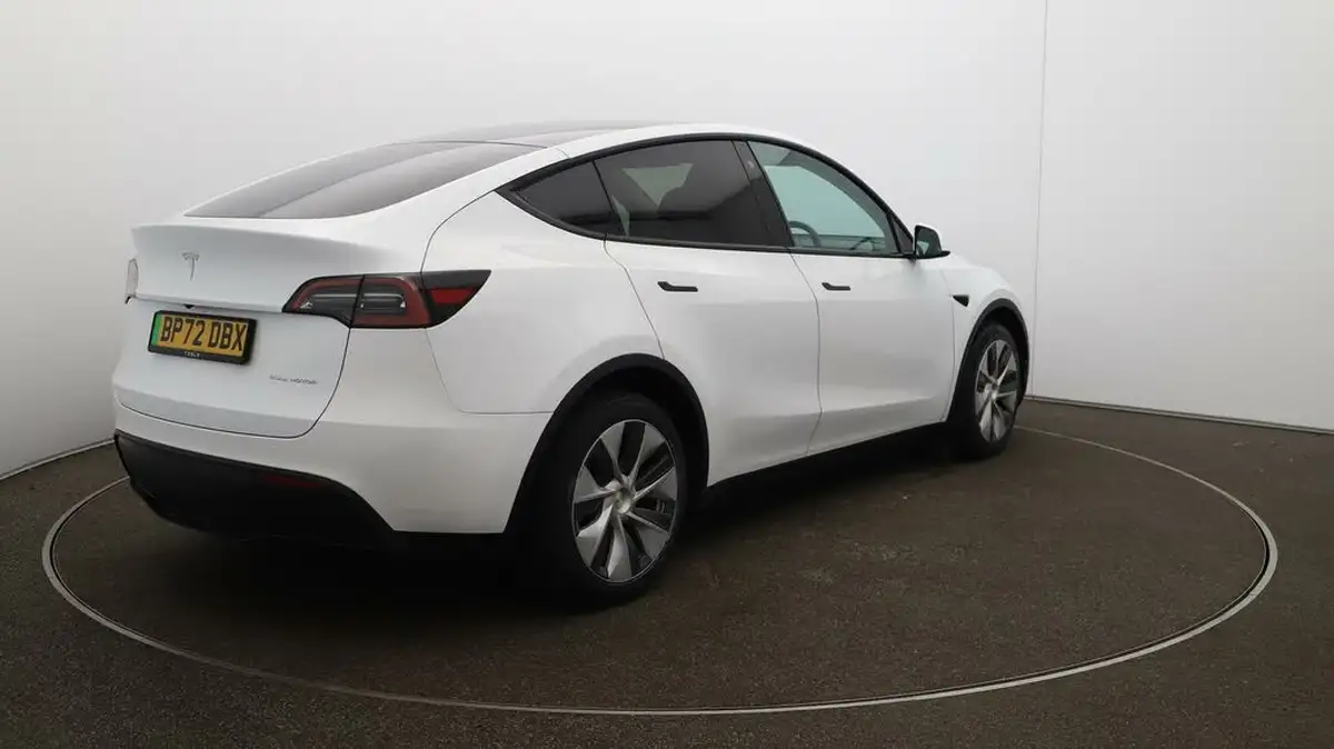 2023-tesla-model-y-e-long-range-big-45