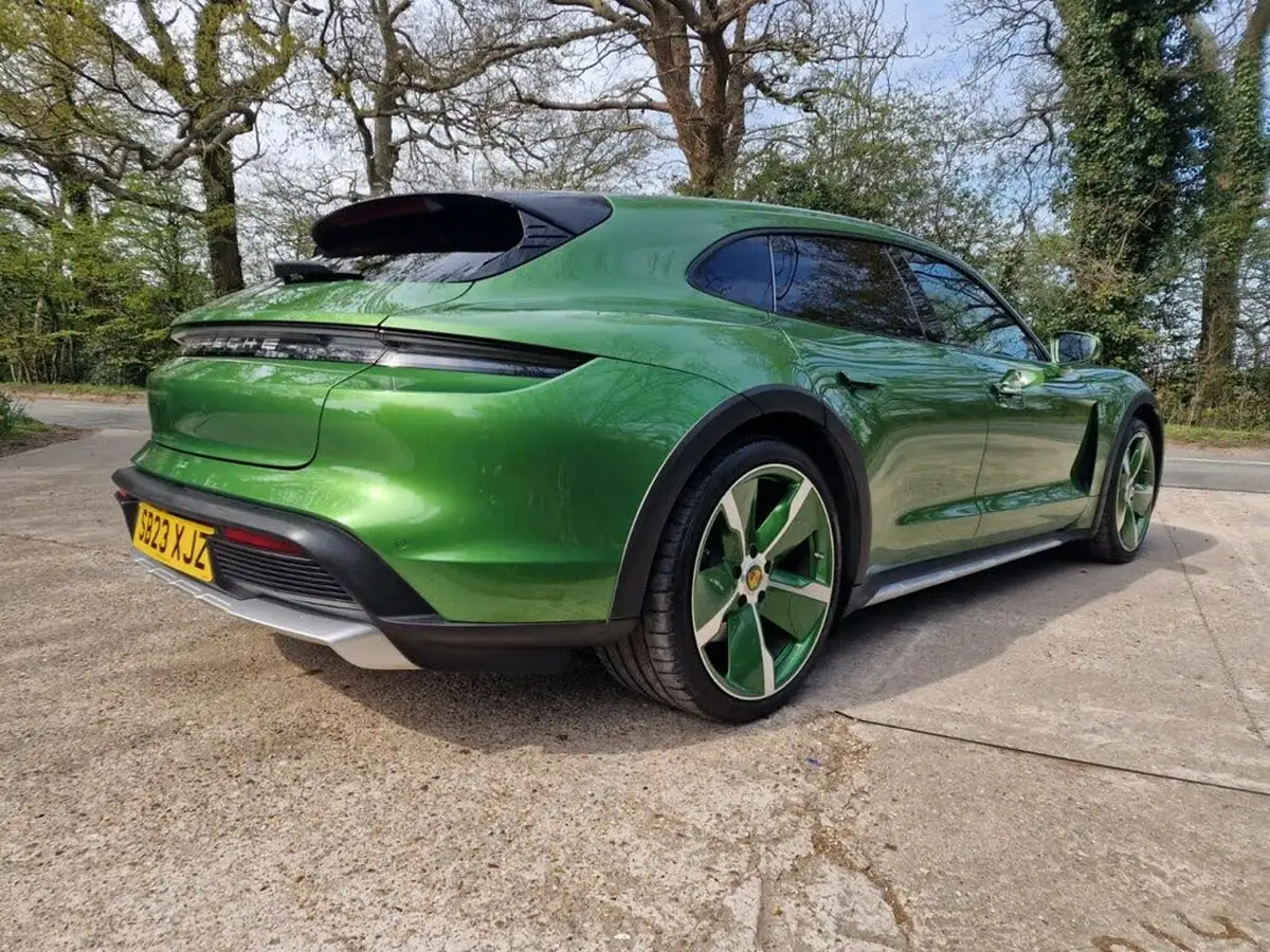 2023-porsche-taycan-e-4-cross-turismo-big-14