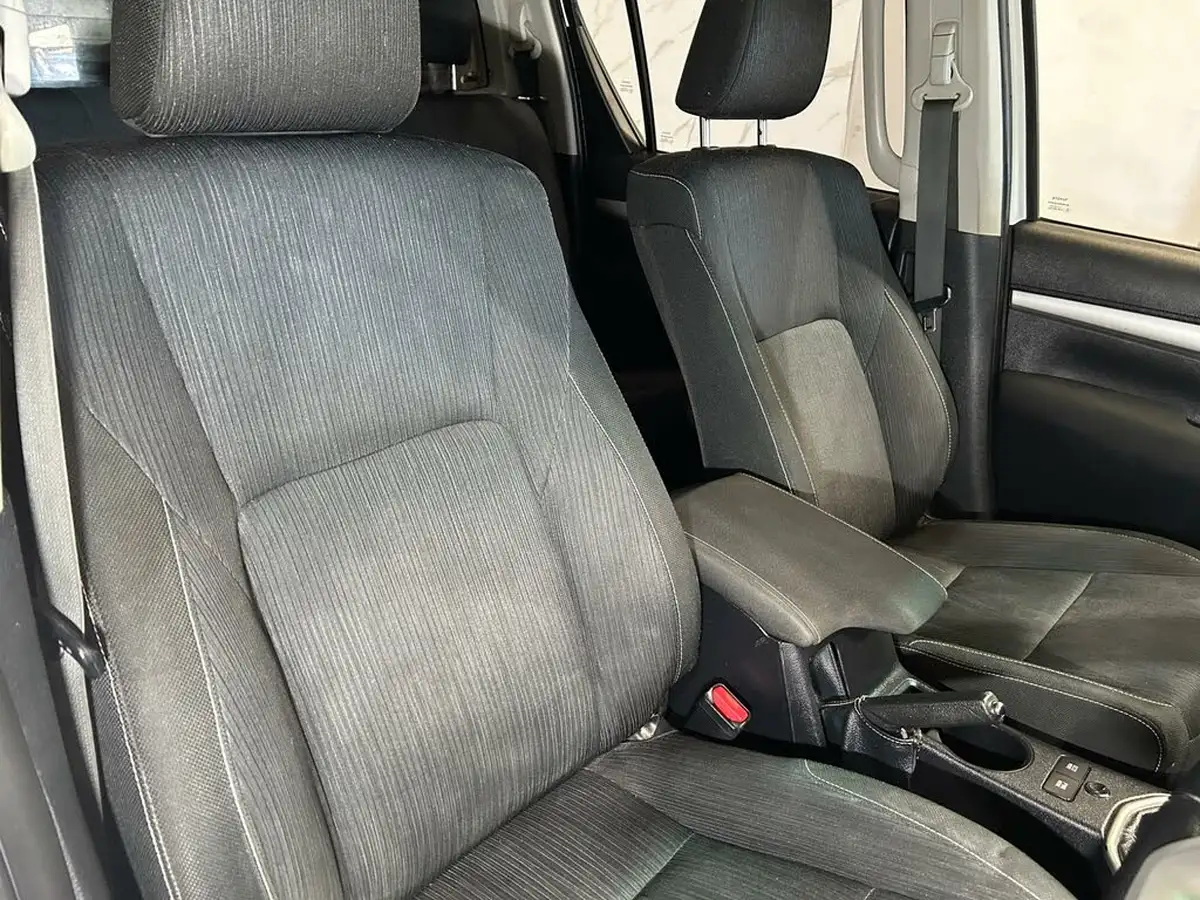 2018-toyota-hi-lux-24d-4d-icon-32t-big-14