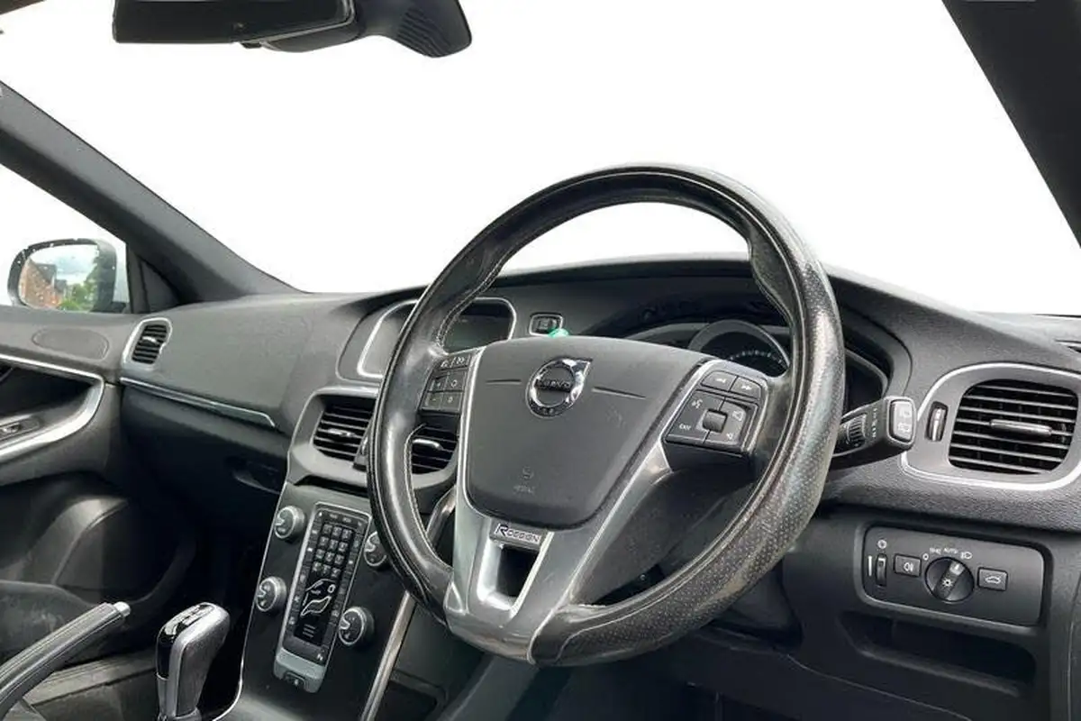 2016-volvo-v40-20-t2-r-design-nav-plus-big-8
