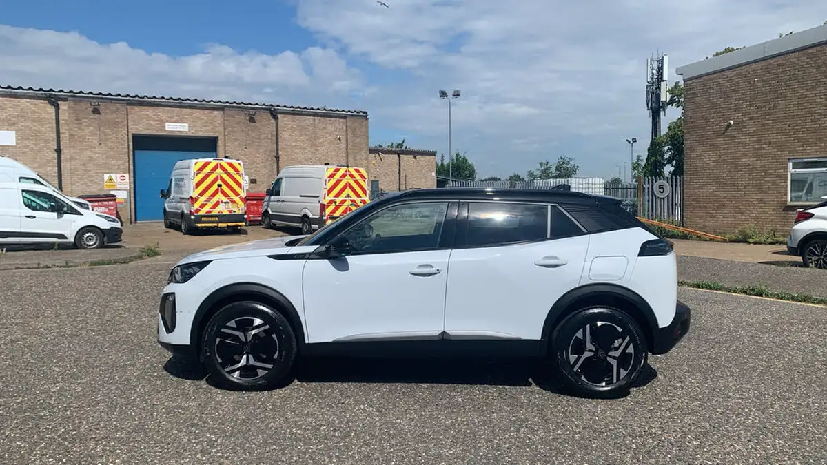 2024-peugeot-2008-suv-12-puretech-gt-136ps-hybrid-e-dsc6-big-5