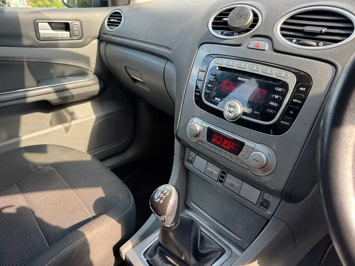 2010-ford-focus-16td-titanium-hatchback-big-11