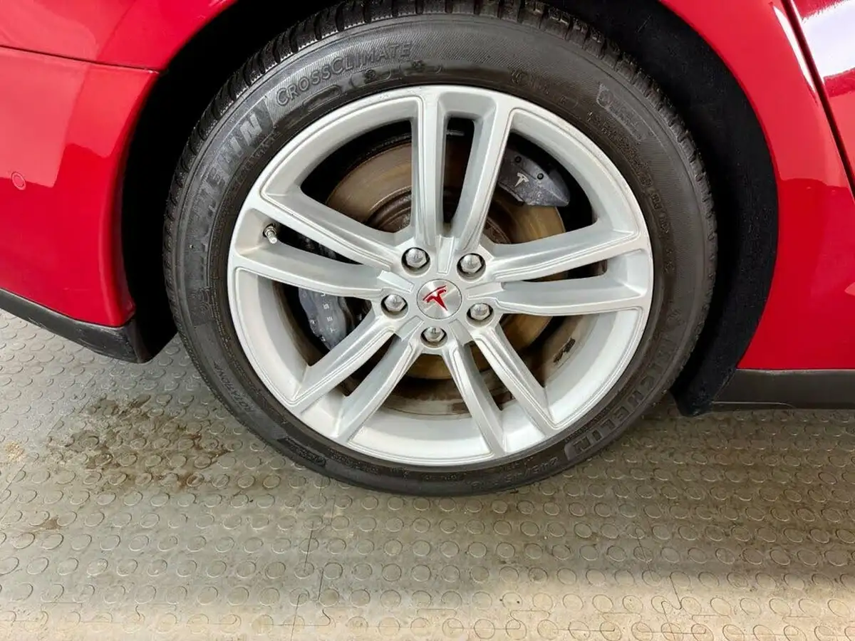 2016-tesla-model-s-e-70d-big-26