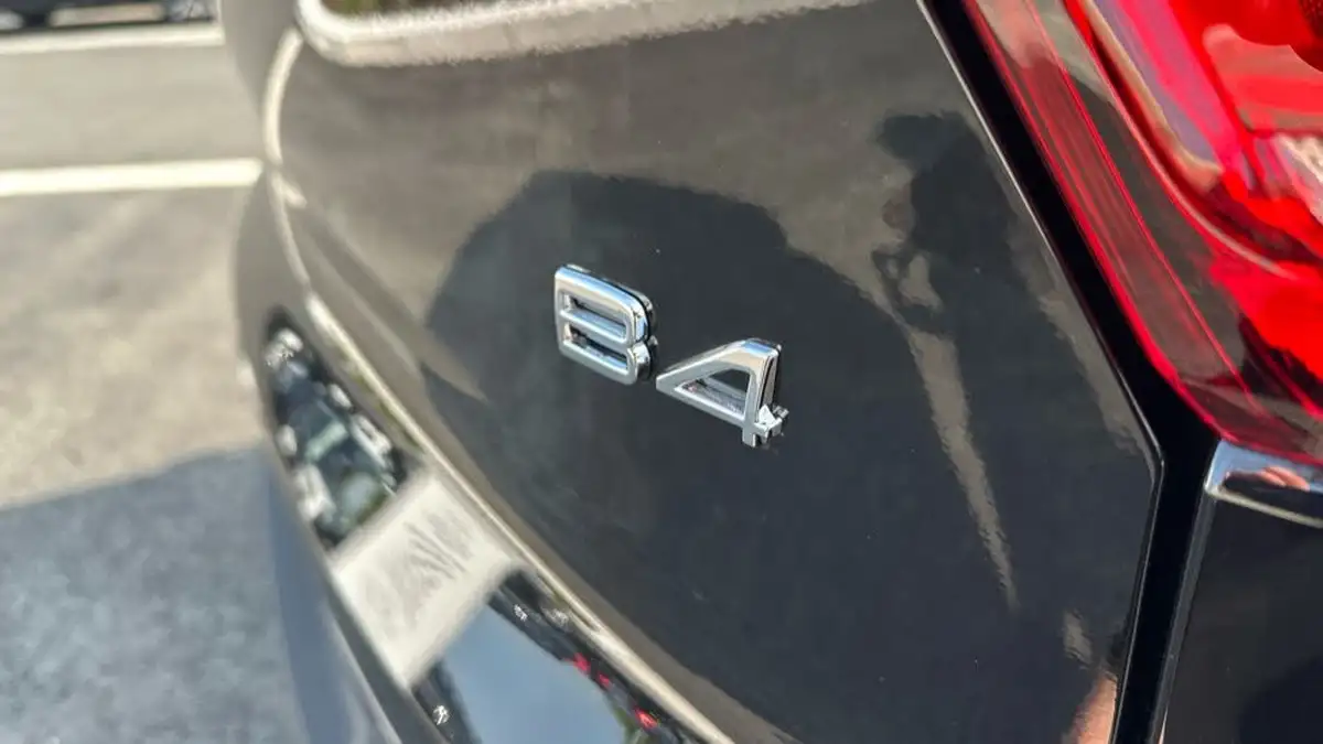 2025-volvo-xc40-20-b4-ultra-dark-big-20