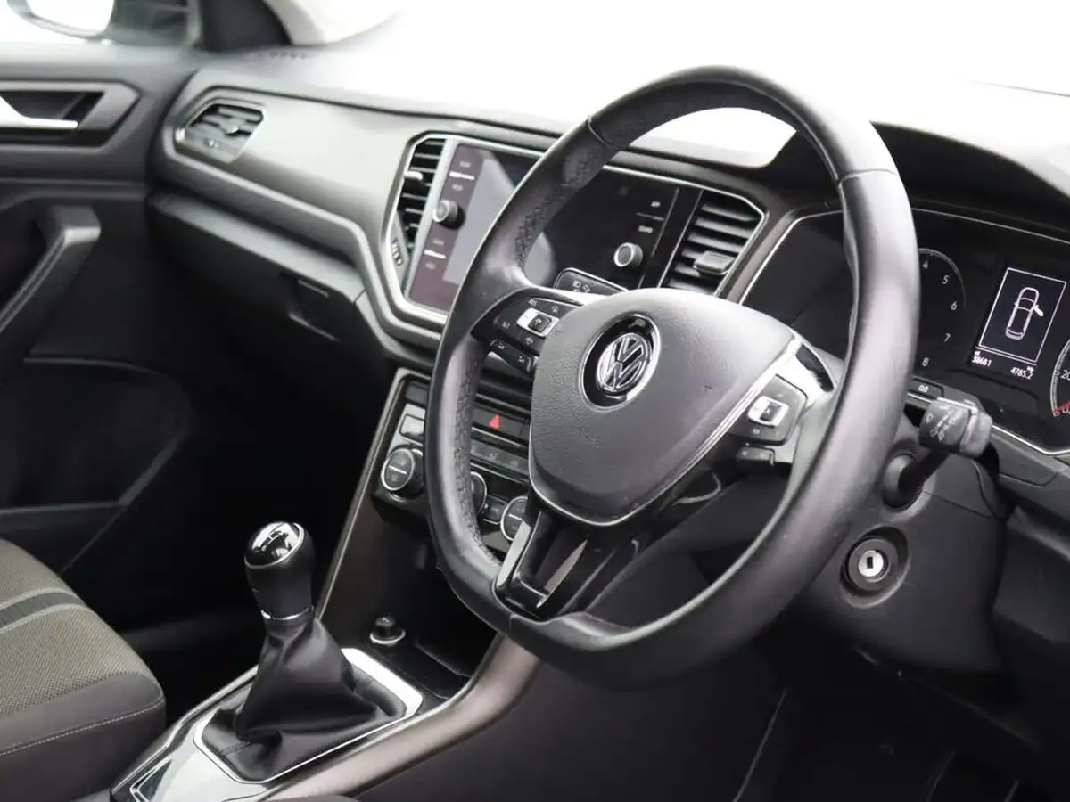 2018-volkswagen-t-roc-10-tsi-design-big-6