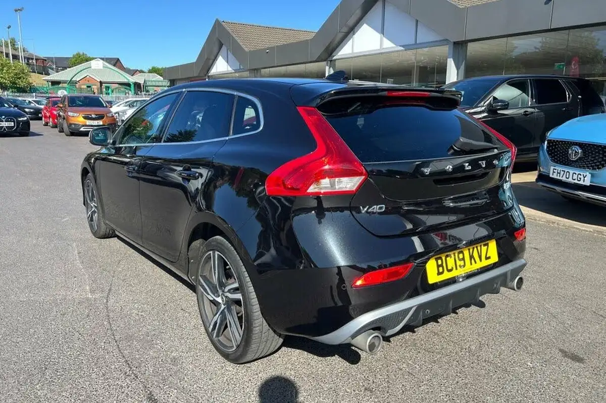 2019-volvo-v40-20-t3-r-design-edition-big-27