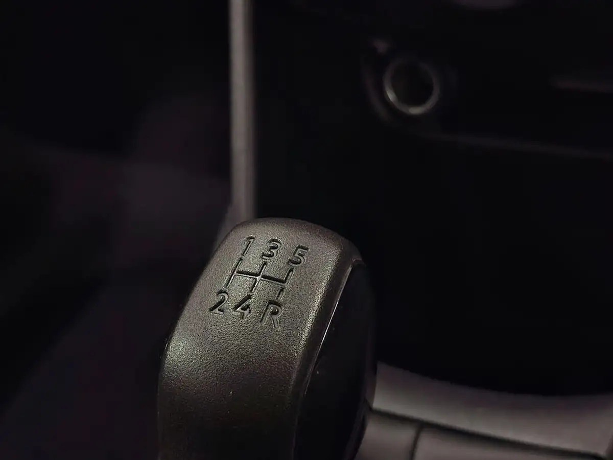 2015-peugeot-208-10-access-5d-big-61