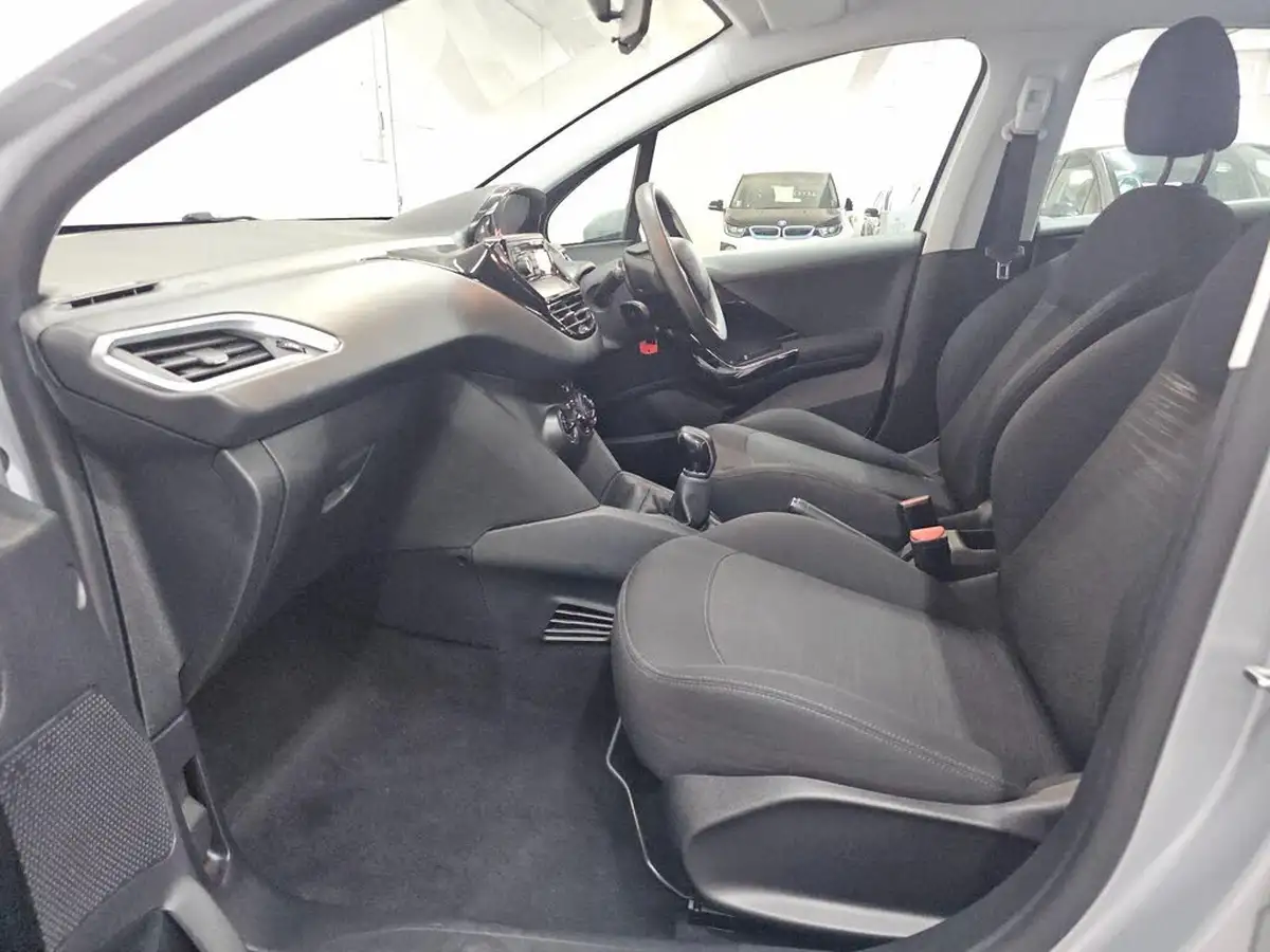2015-peugeot-208-10-access-5d-big-13