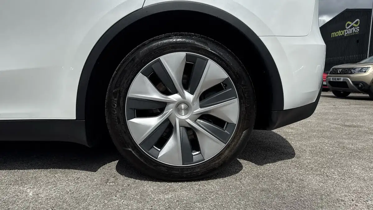 2024-tesla-model-y-e-long-range-306bhp-awd-big-17
