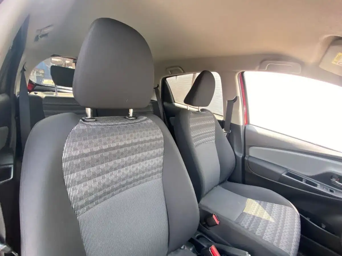 2017-toyota-yaris-133-icon-5d-big-14
