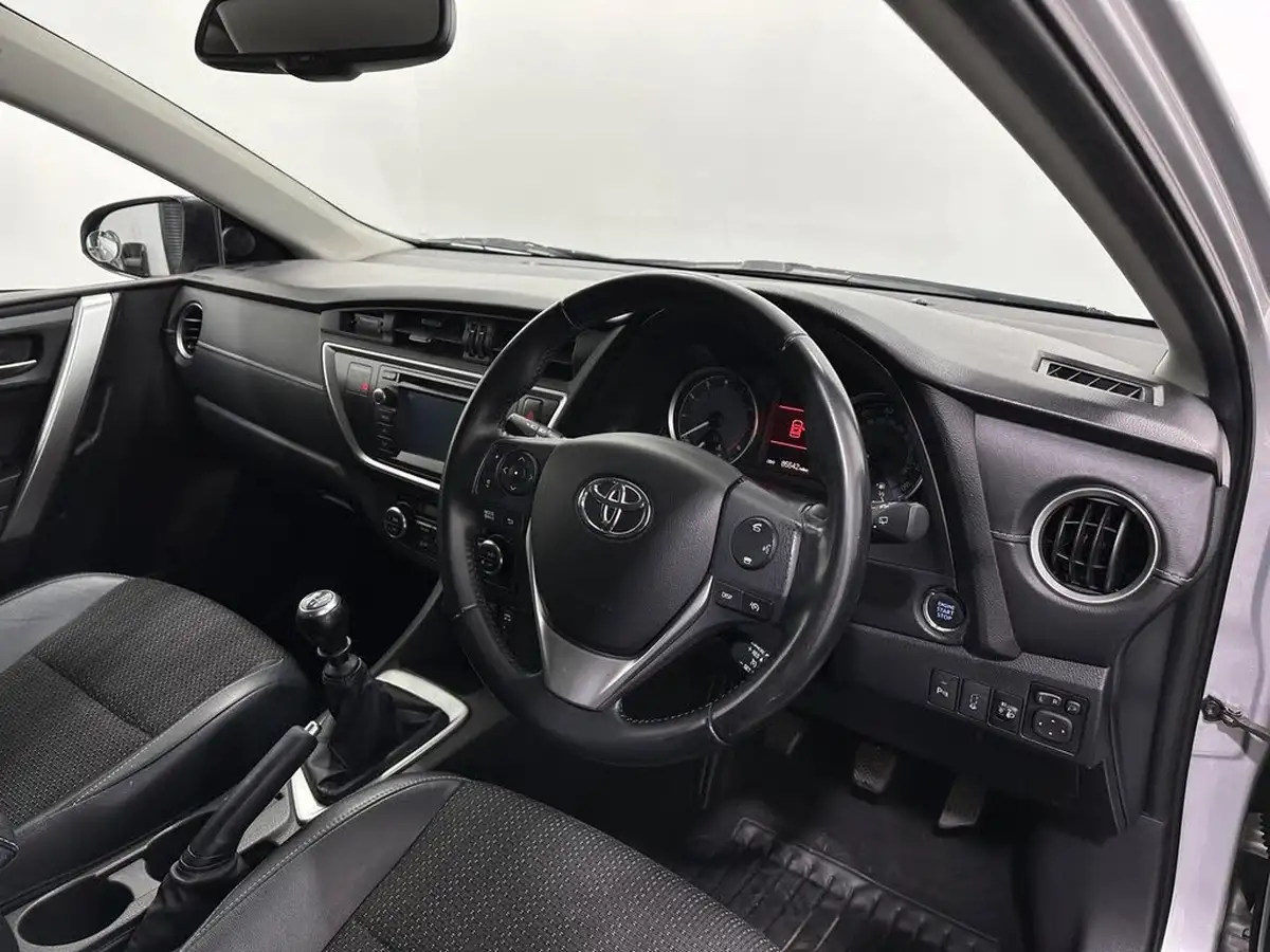 2014-toyota-auris-16-excel-hatchback-big-9
