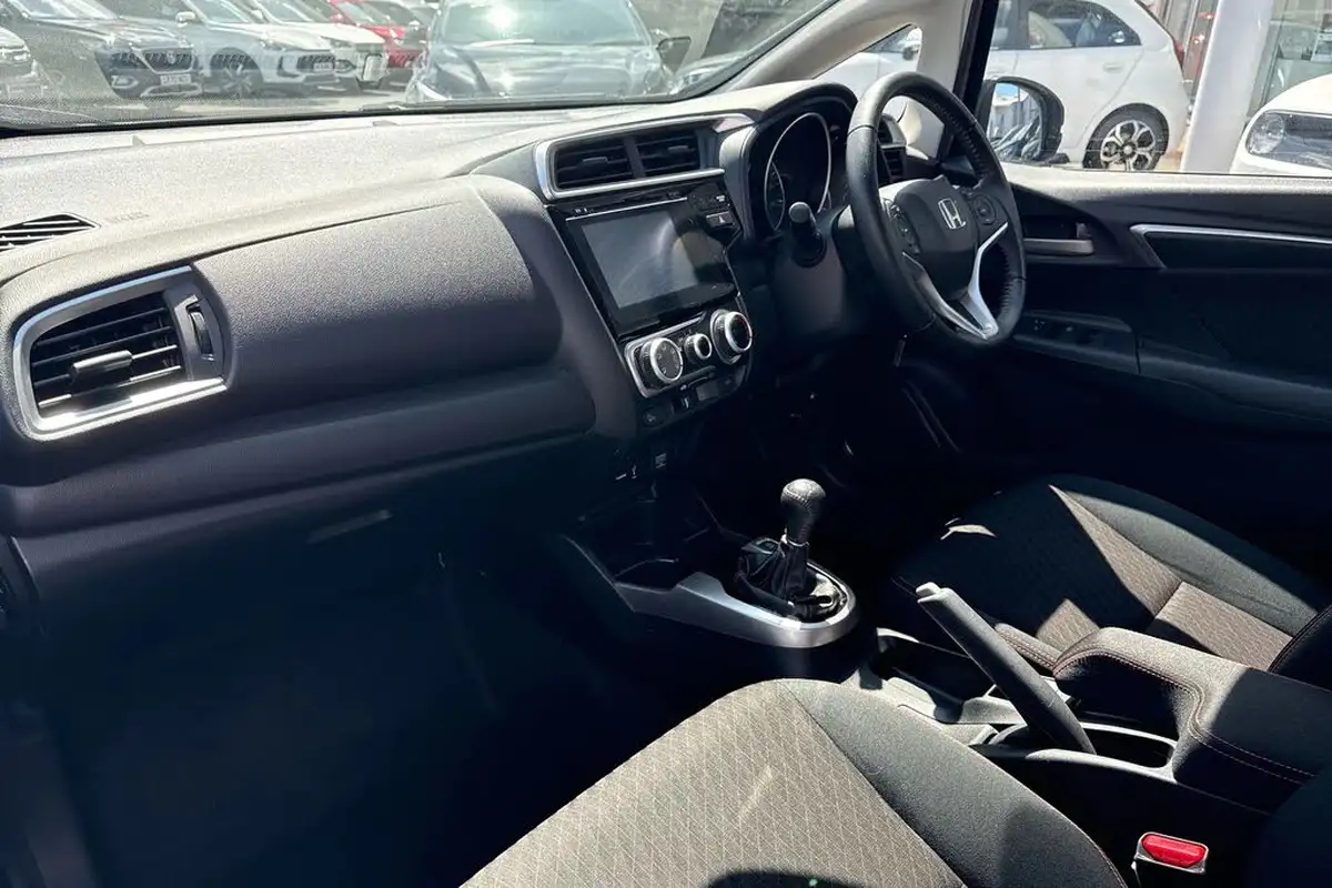 2018-honda-jazz-15-i-vtec-sport-big-1
