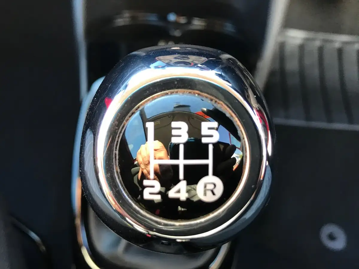 2022-peugeot-108-10-allure-big-15