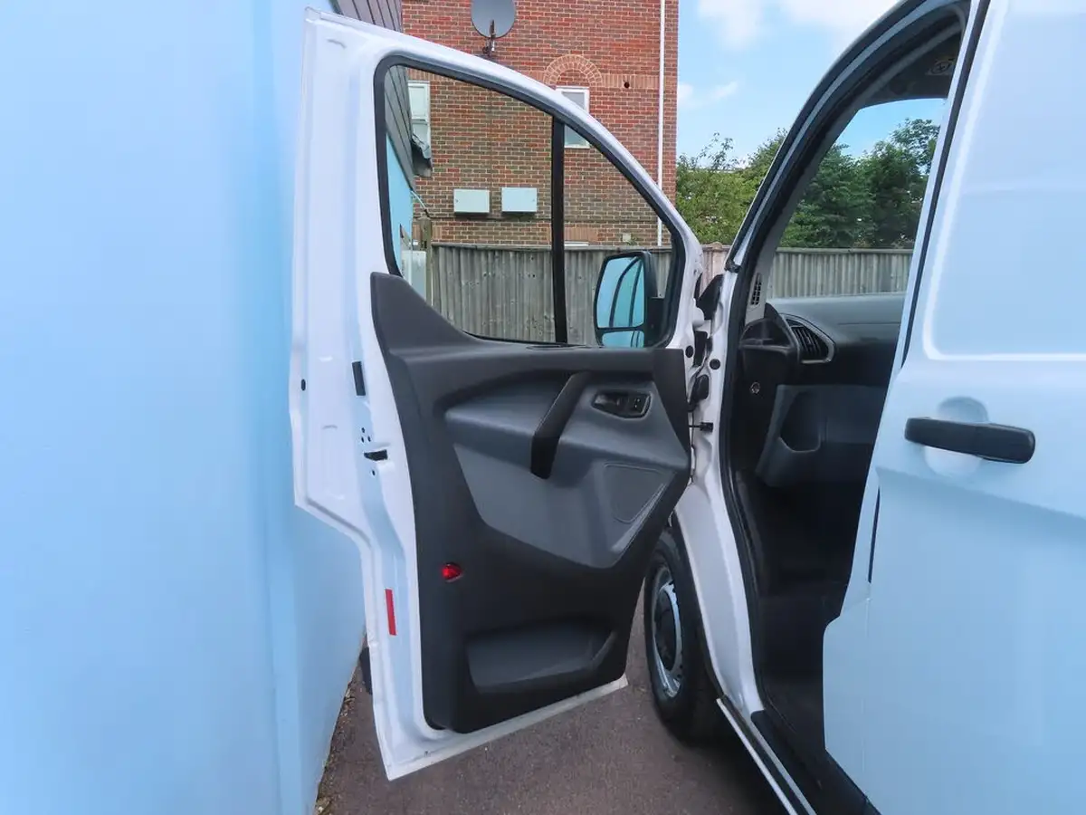 2017-ford-transit-custom-20tdci-310-l1h1-105pseu6-panel-van-big-43