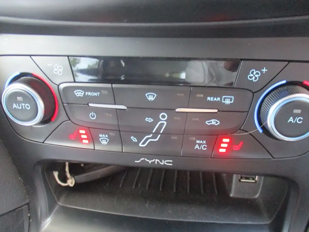 2015-ford-focus-15-titanium-hatchback-big-56