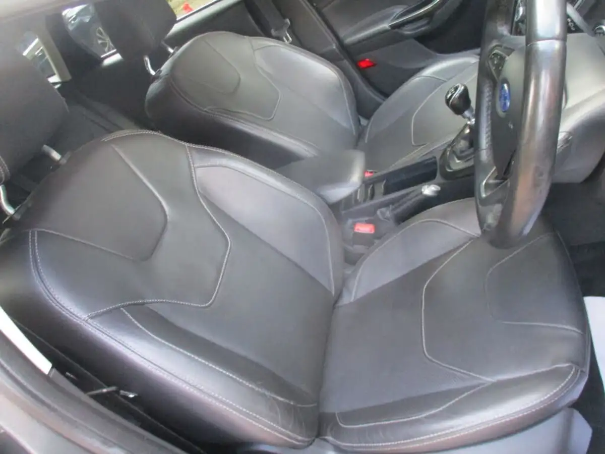 2015-ford-focus-15-titanium-hatchback-big-32