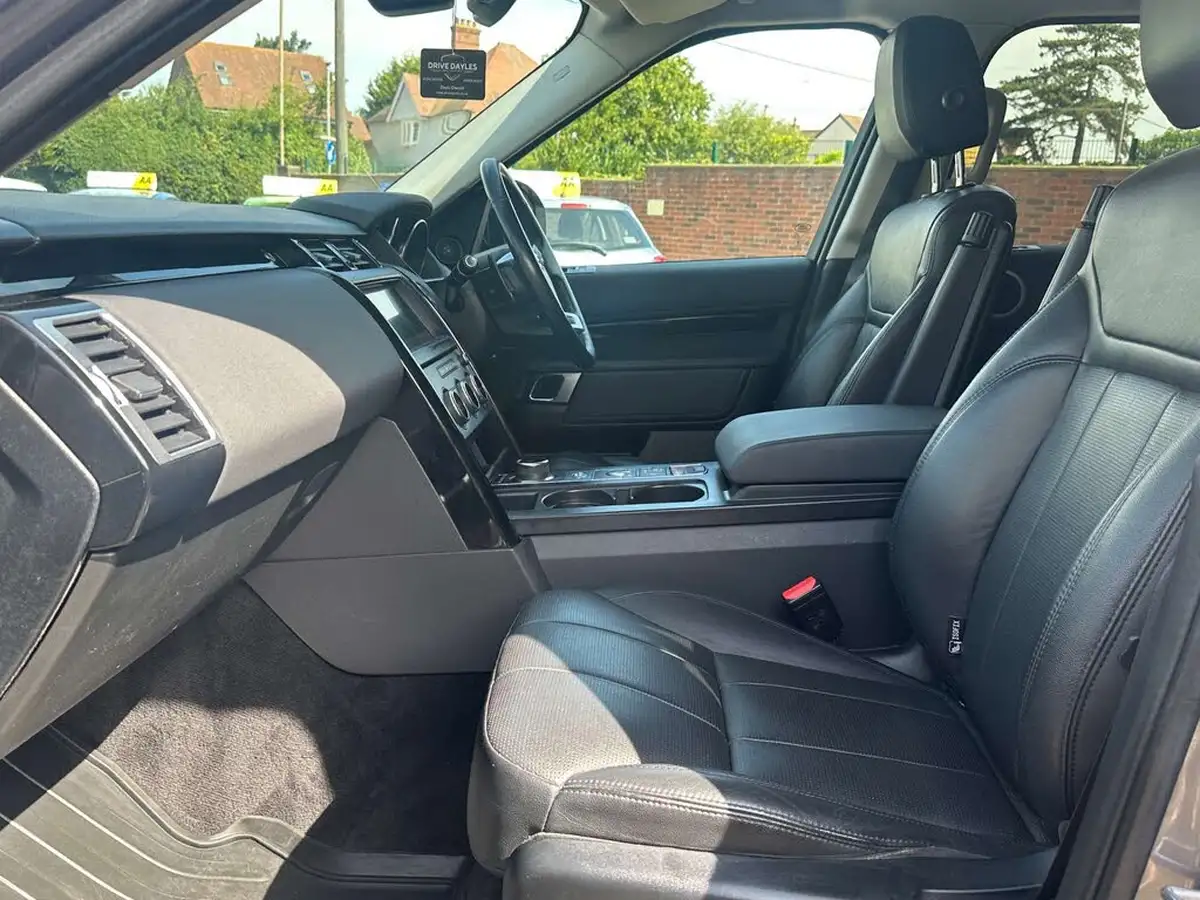 2018-land-rover-discovery-20sd4-se-240ps-awd-station-wagon-5d-auto-big-8