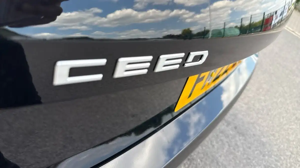 2022-kia-ceed-15-t-gdi-3-hatchback-big-25