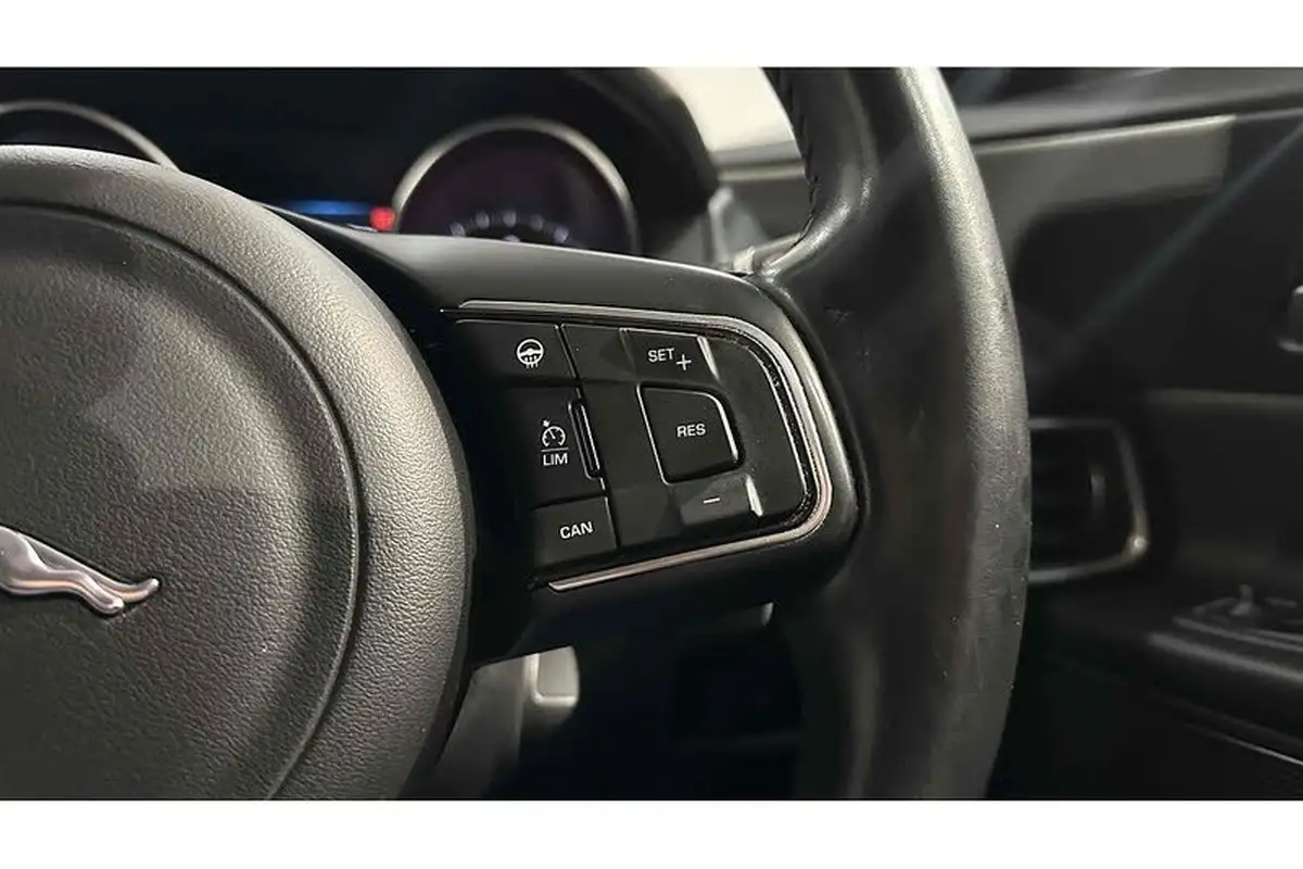 2015-jaguar-xe-20-prestige-big-38