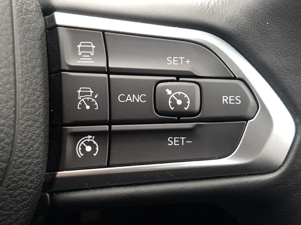 2023-jeep-compass-15-limited-big-14