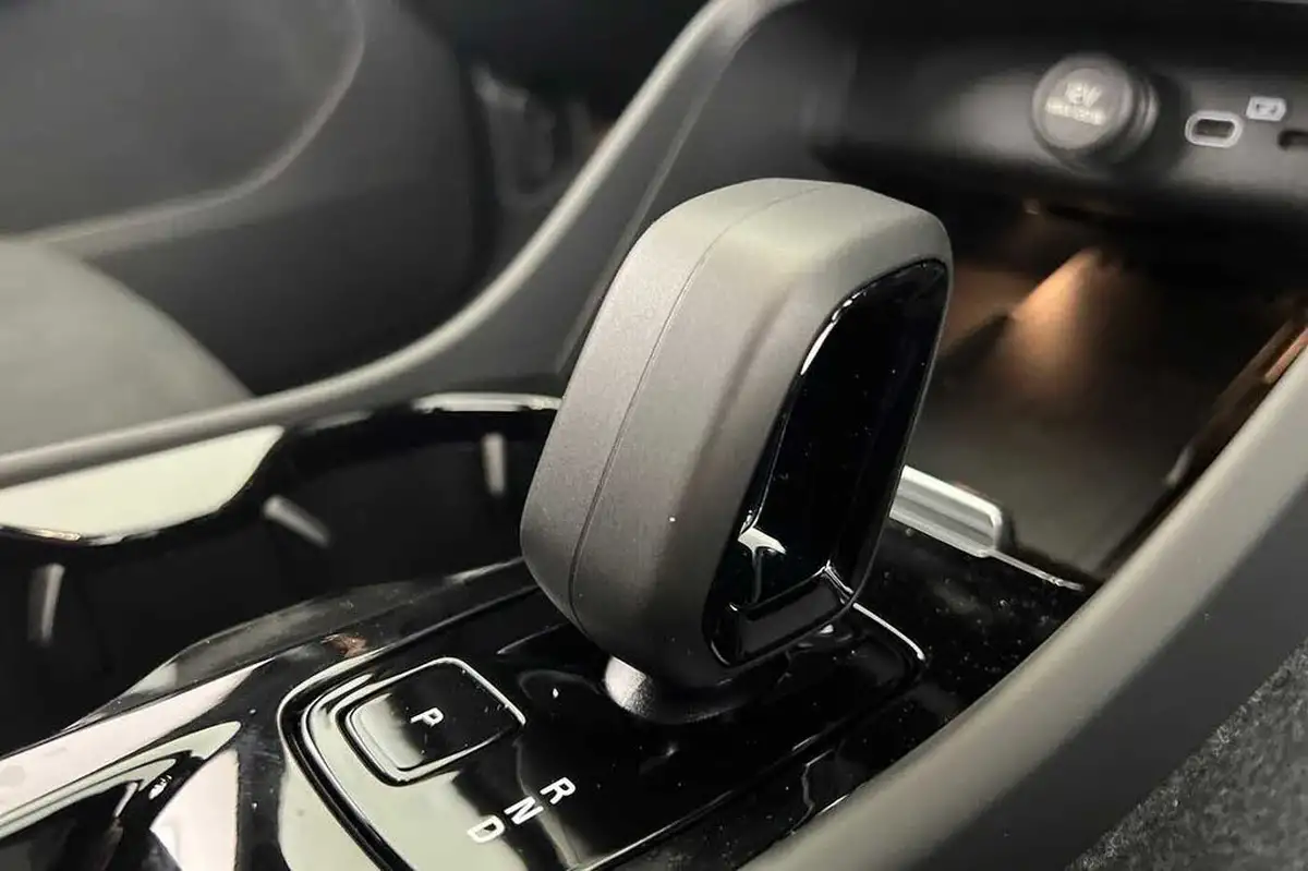 2024-volvo-xc40-big-12