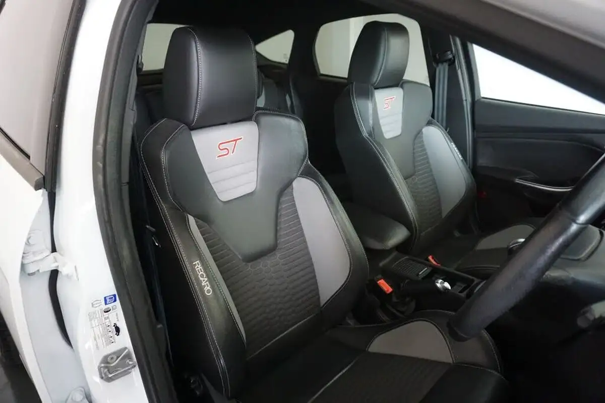 2018-ford-focus-20t-st2-hatchback-big-16