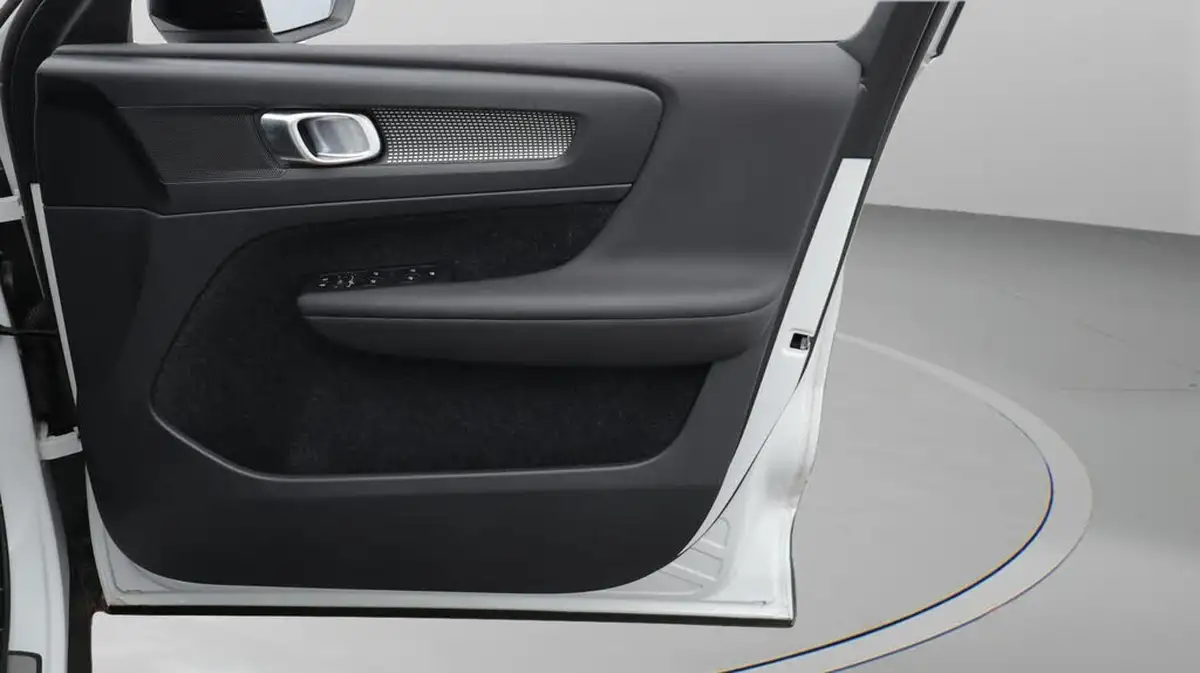2020-volvo-xc40-20-t4-r-design-awd-big-15