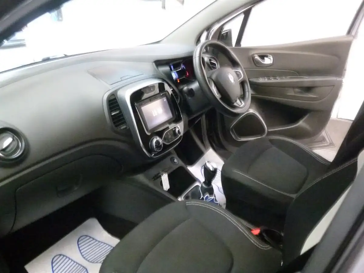 2018-renault-captur-09-tce-iconic-big-14