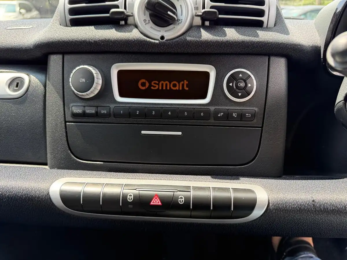 2013-smart-fortwo-10-edition-21-coupe-big-18