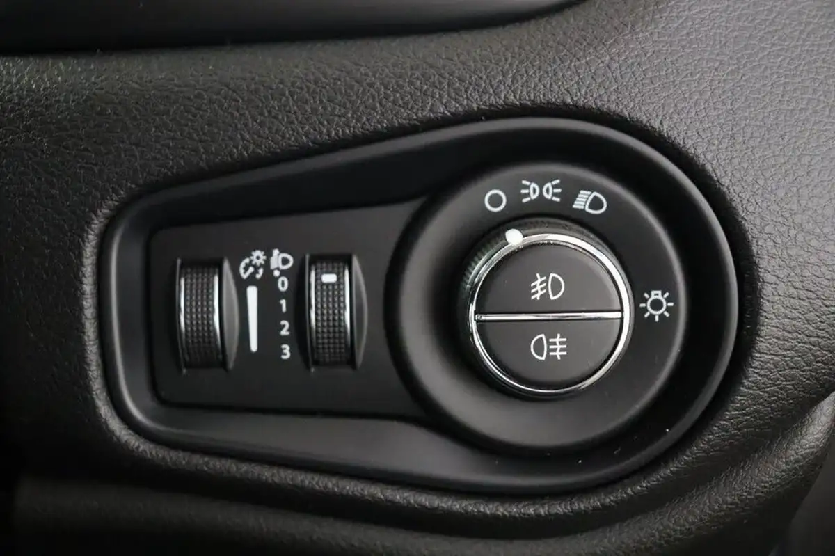 2021-jeep-renegade-10-gse-night-eagle-big-33