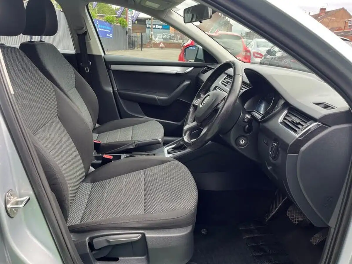 2014-skoda-octavia-16tdi-se-hatchback-dsg-big-16