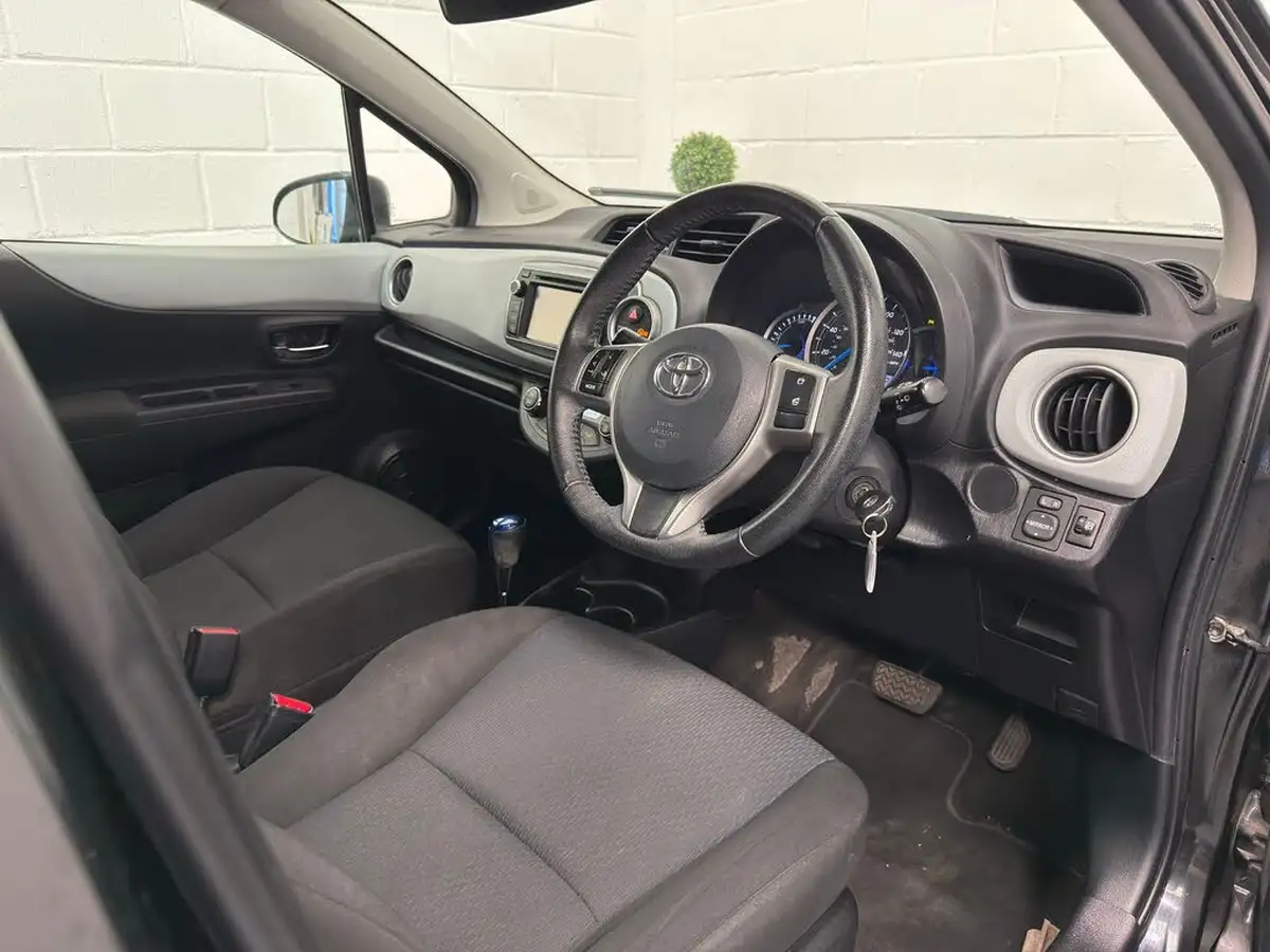 2013-toyota-yaris-15-vvt-i-t4-big-20