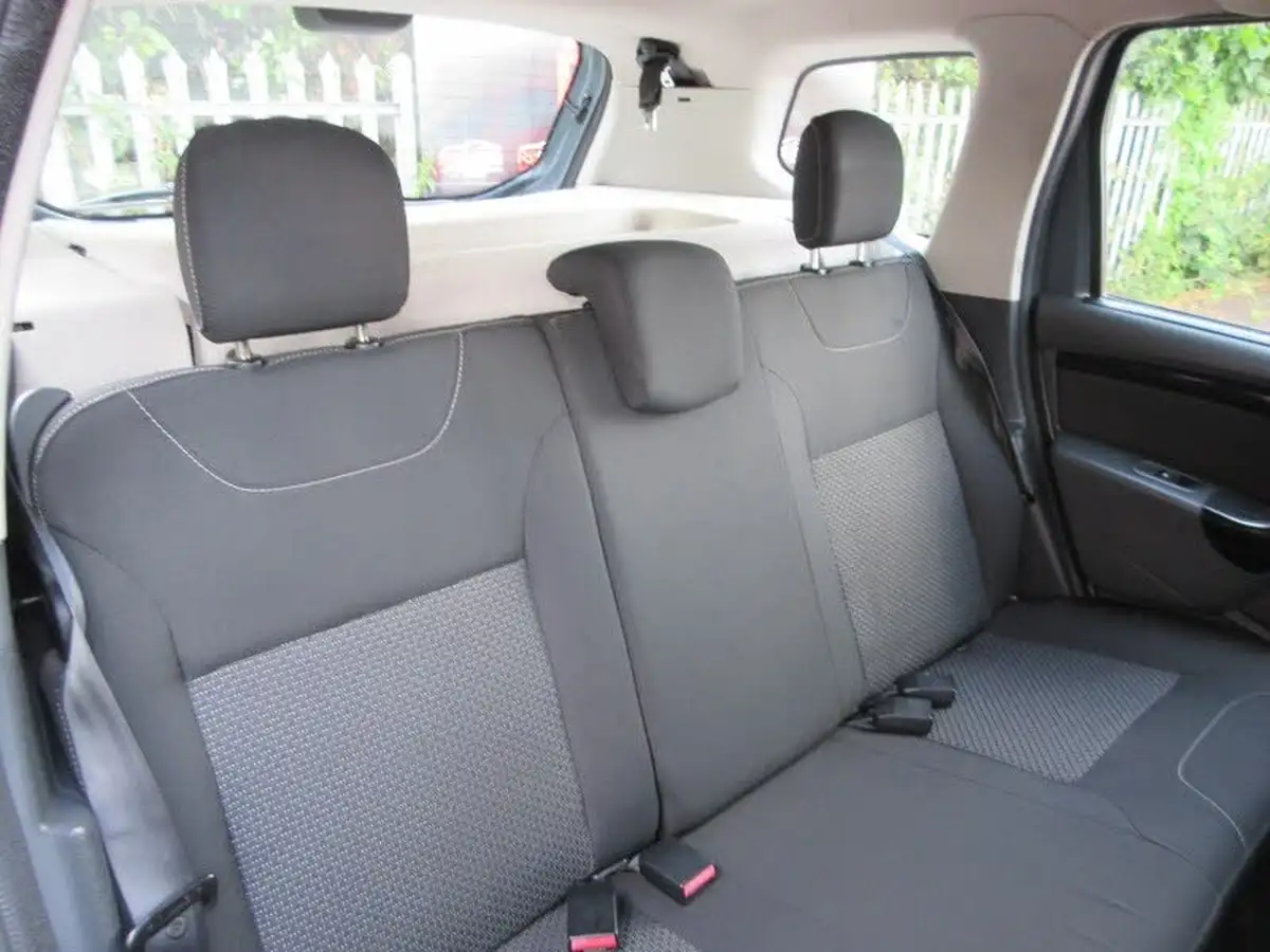 2013-dacia-duster-15d-laureate-107bhp-big-11