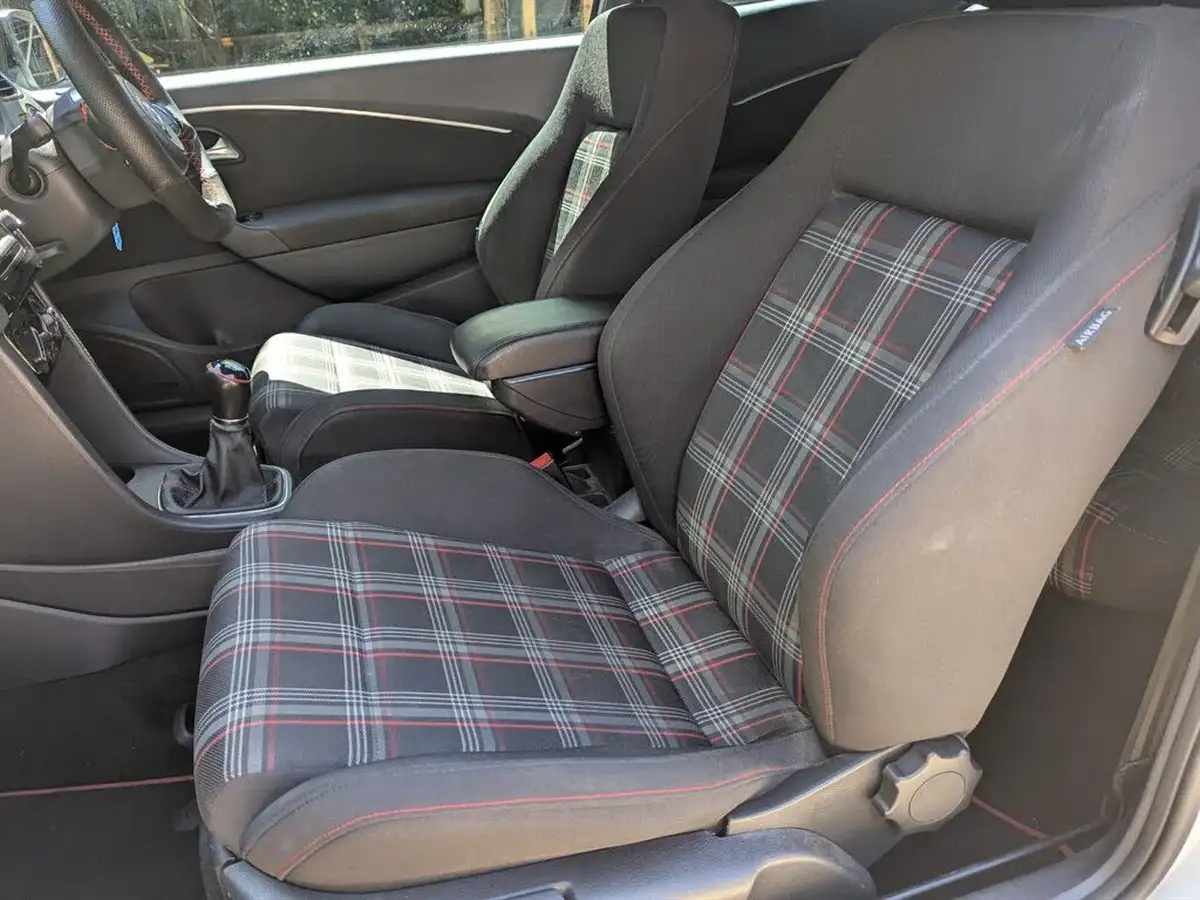 2015-volkswagen-polo-18-tsi-gti-3d-big-22