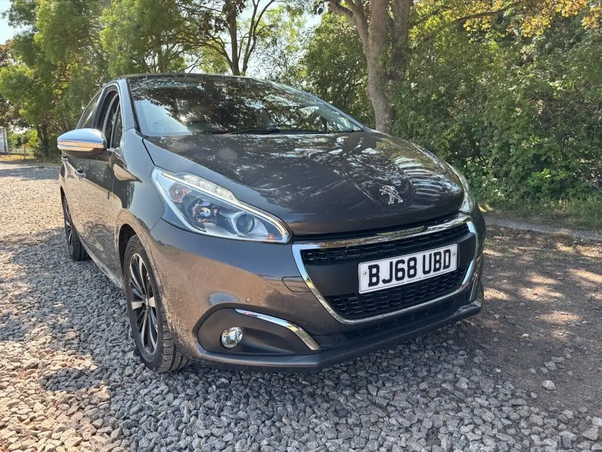 2018-peugeot-208-12-puretech-tech-edition-82bhp-big-0