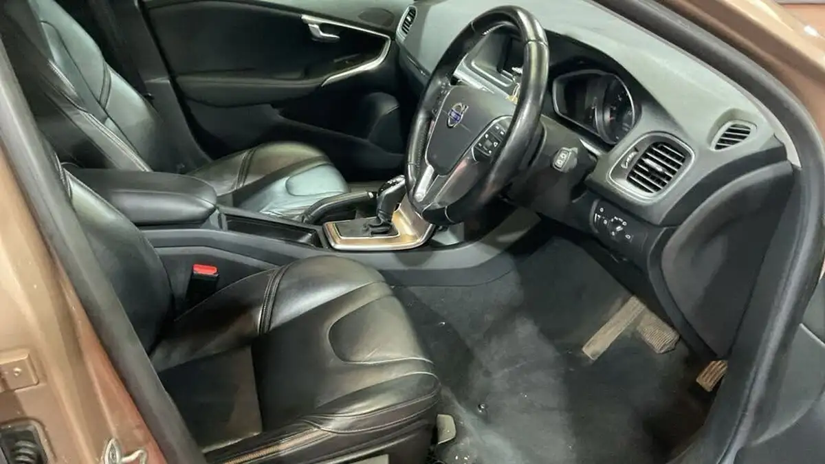 2014-volvo-v40-16td-d2-cross-country-lux-powershift-big-6