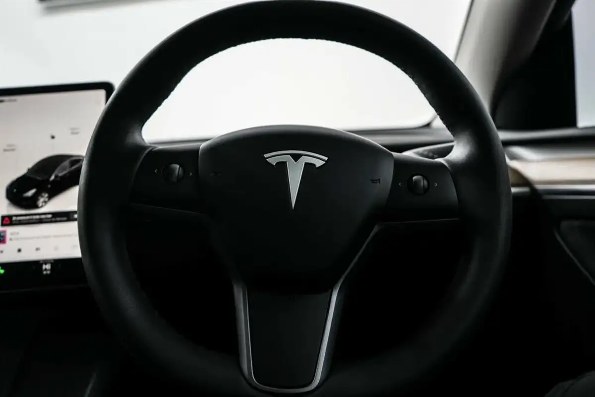 2022-tesla-model-y-e-long-range-big-41