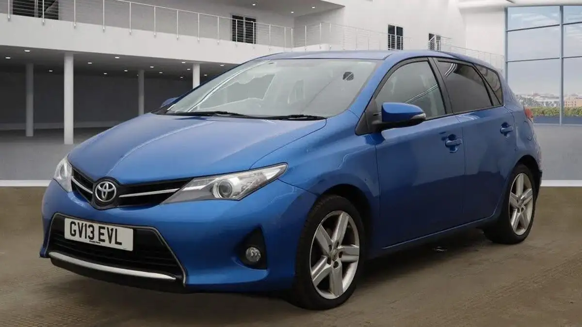 2013-toyota-auris-16-sport-hatchback-multidrive-s-big-7