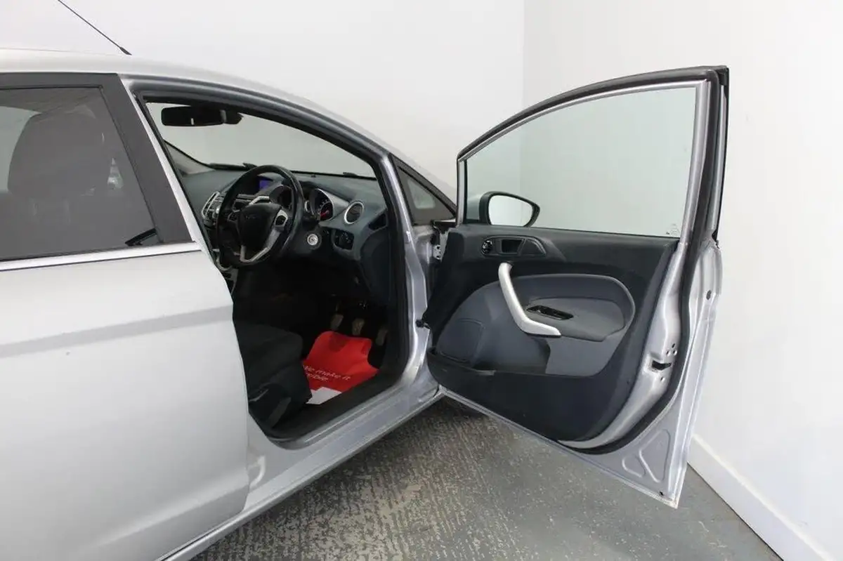 2011-ford-fiesta-16td-titanium-dpf-5d-big-22