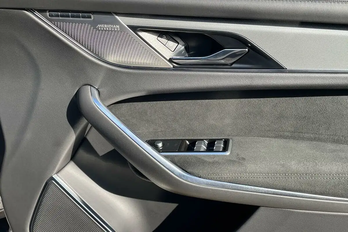 2022-jaguar-f-pace-50-v8-p550-svr-big-39