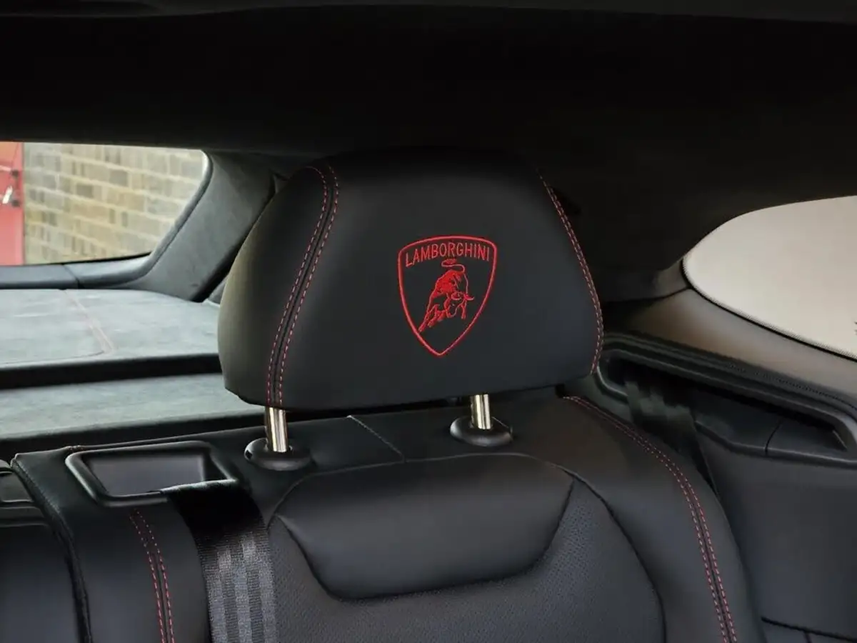 2025-lamborghini-urus-40-no-trim-big-10