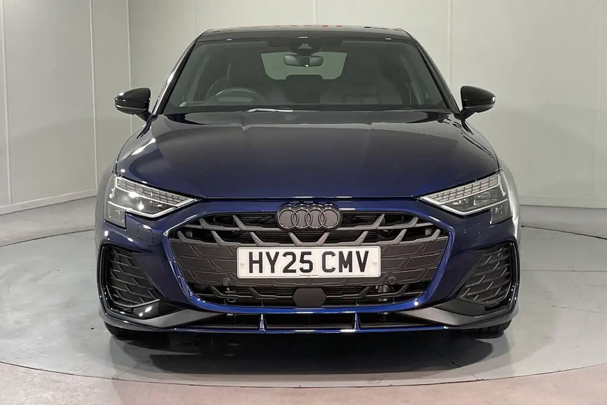 2025-audi-a3-15-40-tfsi-e-black-edition-big-4