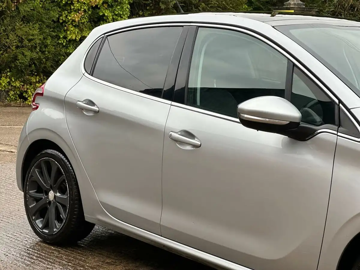 2012-peugeot-208-16-feline-vti-120bhp-5d-big-17